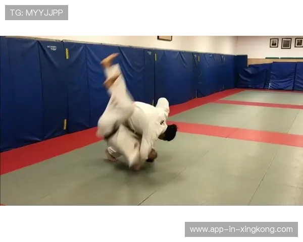 柔道运动员连续完成高质量摔法